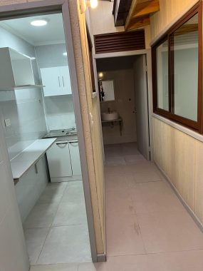 Vista de la cocina y baño